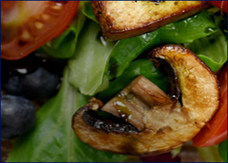 SALADE DANS UN PLAT SUR LE COMPTOIR