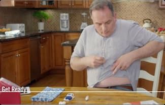 HOMME QUI NETTOIE SON VENTRE AVEC LE TAMPON D’ALCOOL