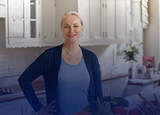 FEMME DANS LA CUISINE