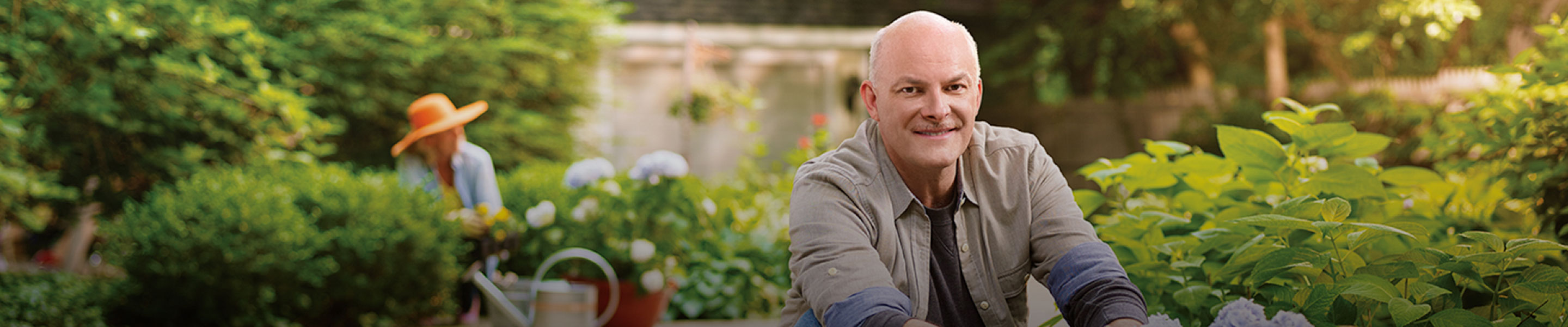 HOMME DANS LE JARDIN